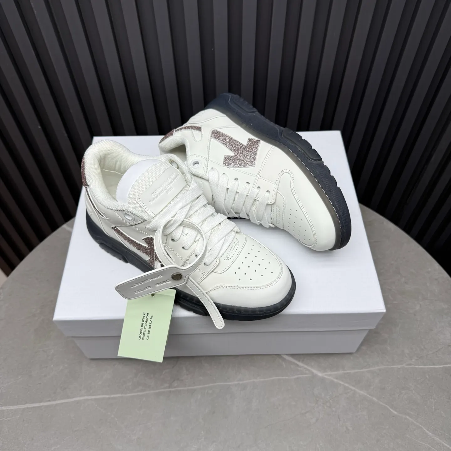 【off- white】P: 620💰Couple model👫, Size: 35-44 (Customized for men 38.45.46) High-quality version👊 "Out of office" series original molding, original lasting, production process 1:1 Original ➰OFF GRAY WHITE OW ➰ First-layer cowhide Imported skin-friendly and environmentally friendly polyester mesh Original molding high elastic and environmentally friendly molding pad Made with the original lasting process. The original molded rubber outsole (never yellows and deforms) has a super correct shape, bright color and strong three-dimensional effect👍. Packaging💯Full set of packaging synchronized with the official website (branded paper, certificate of quality, branded cloth bag)